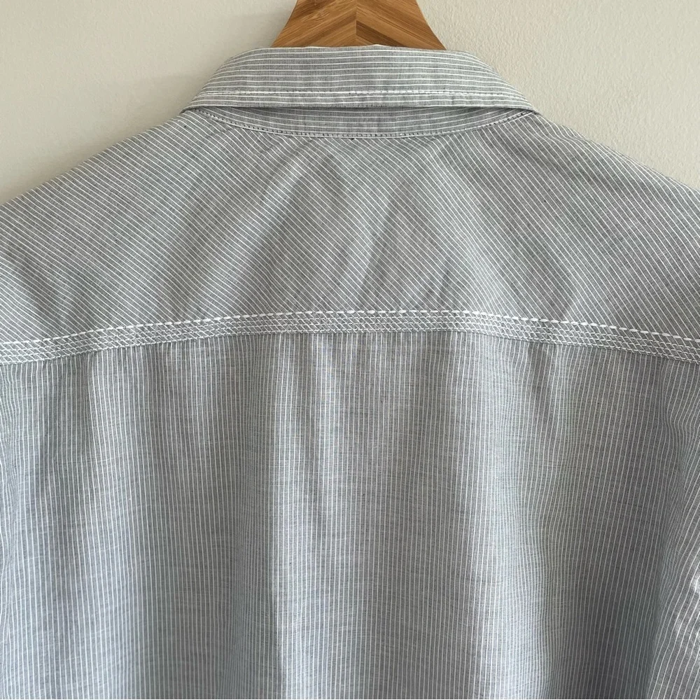 BKE Men's Athletic Fit Long Sleeve Button Up Gray/White Striped Shirt - Picture 3 of 11